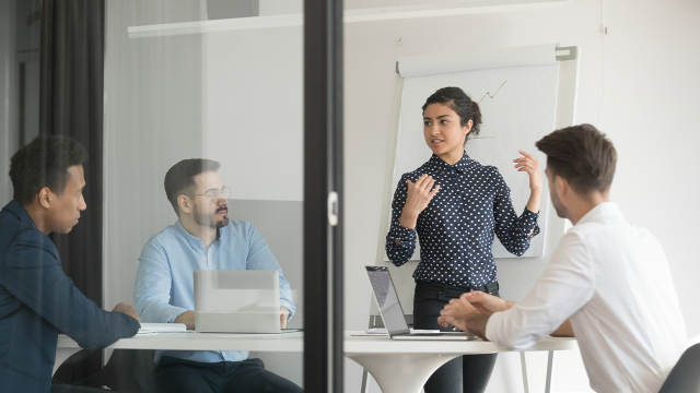 Mitarbeitende führen in der Krise