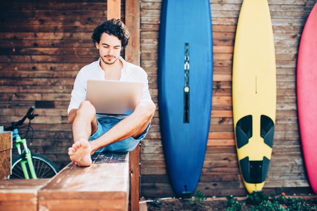 Mann absolviert ein Summer School eLearning